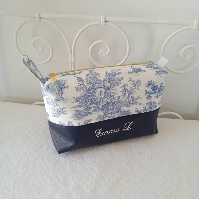 trousse de toilette surmesure et personnalisée, entière fait main selon vos souhaits de tissu et broderie! cadeau idéal pour une naissance, un anniversaire... (1) trousse de toilette surmesure et personnalisée, entière fait main selon vos souhaits de tissu et broderie! cadeau idéal pour une naissance, un anniversaire...