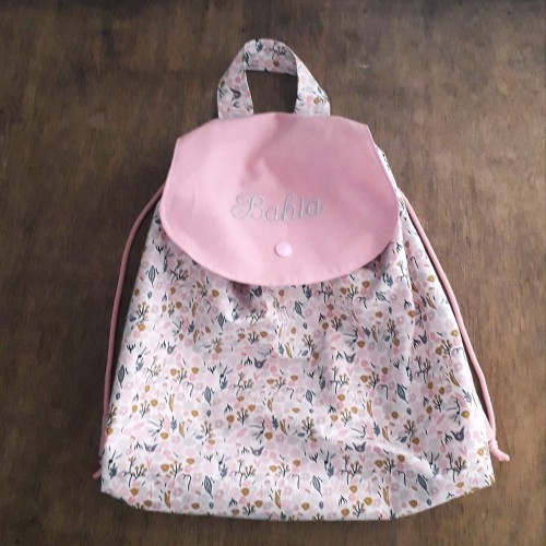 sac à dos maternelle JULES bretelle cordon et rabat, réalisé avec le tissu de votre choix et personnalisable avec broderie