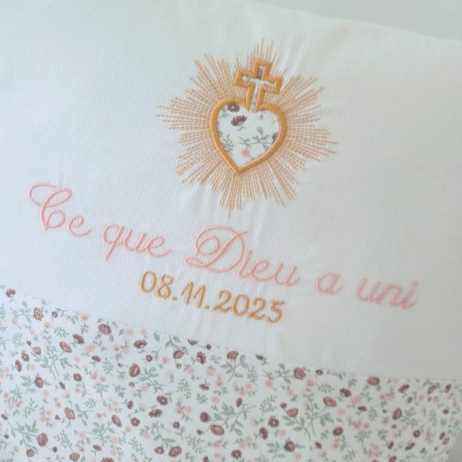 Broderie personnalisée du coussin de mariage – Sacré-Cœur et citation Détail du coussin de mariage personnalisé avec Sacré-Cœur brodé, citation « Ce que Dieu a uni » et date en fil doré