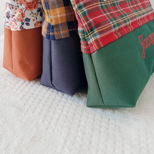détail de la toile outdoor pour une trousse licette petite trousse, idéale pour le maquillage ou les accessoires de coiffure, à personnaliser avec broderie prénom