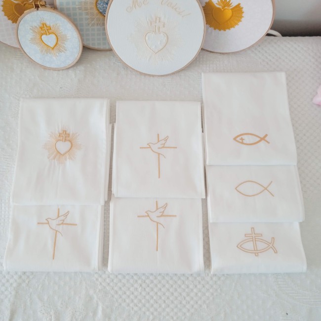 Écharpe de baptême adulte personnalisée, faite main, idéale pour un baptême à Pâques. Broderie prénom, date et motifs catholiques au choix.