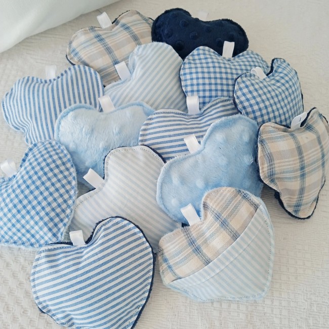 Cœurs bisous en tissu bleu et blanc Cœurs bisous bleus et blancs en tissu avec différentes matières