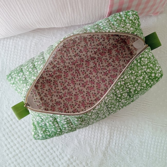 petites fleurs vert et rose sur fond blanc (ceci est une trousse Angèle) trousse de toilette matelassée, entièrement fait main et surmesure, cadeau de naissance idéal! personnalisable avec prénom