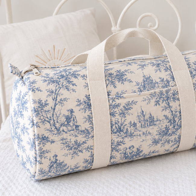 sac polochon toile de jouy bleu poche plaquée sac polochon en toile de coton inspiration toile de Jouy fait main