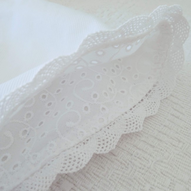Cape de baptême blanche à capuche, en piqué de coton milleraies doublé de broderie anglaise et bordé d'un feston délicat