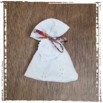 exemple de pochon à dragée broderie anglaise & cordon Liberty Betsy fluo thé pochon à dragées broderie anglaise ajourée et cordon Liberty au choix, personnalisé avec étiquette