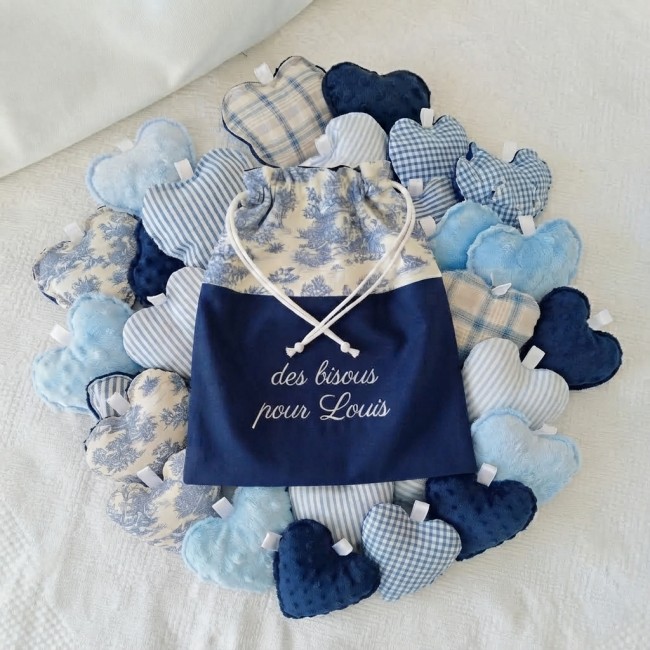 Sac à bisous personnalisé bicolore bleu marine Sac à bisous plat bicolore bleu marine avec 7 cœurs assortis et prénom brodé