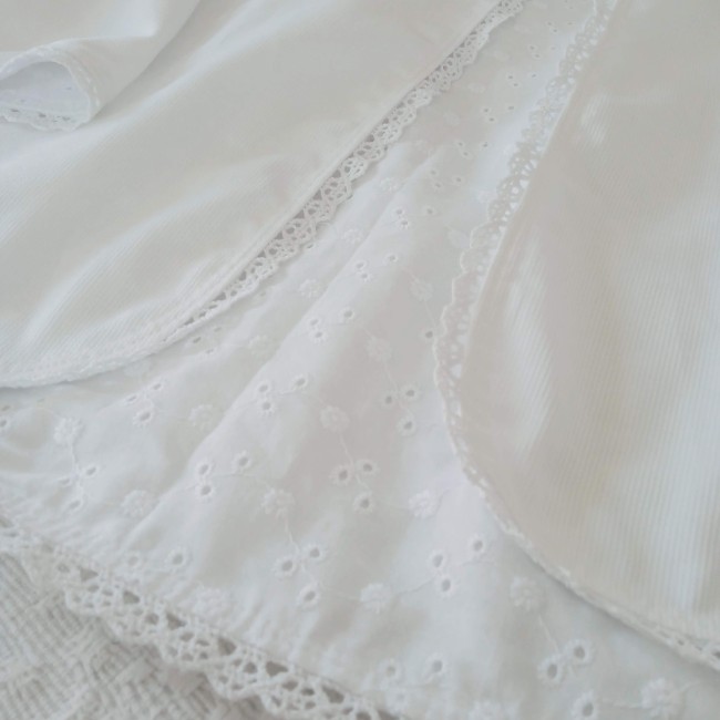 Cape de baptême doublée BRODERIE ANGLAISE personnalisable avec broderie