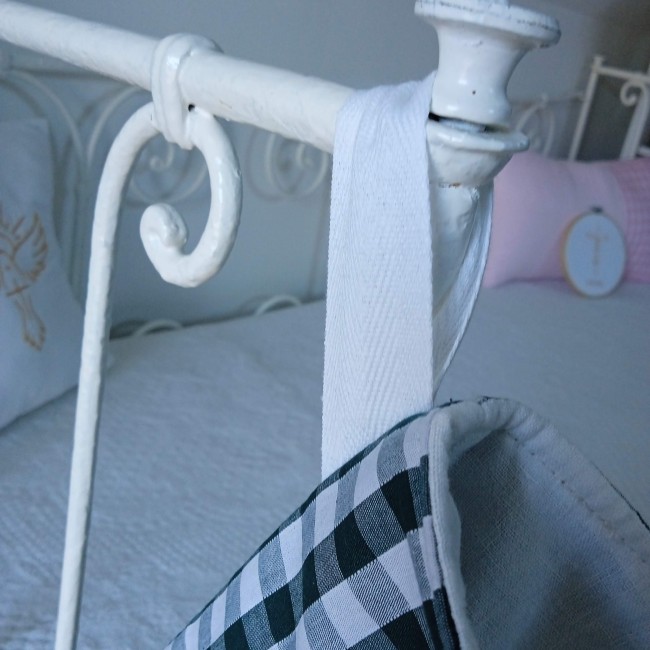 chaussettes de Noël artisanales, élégantes et intemporelles, en velours côtelé et vichy rouge ou vert! personnalisée avec broderie du prénom!