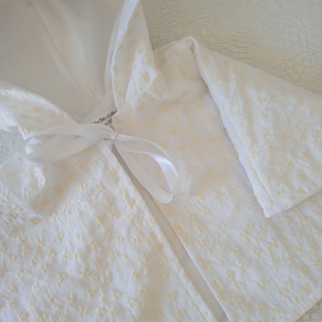 cape de baptême élégante, en tissu blanc brodée de délicates fleurettes ivoires, dotée d'une adorable capuche. cape de baptême élégante, en tissu blanc brodée de délicates fleurettes ivoires, dotée d'une adorable capuche.