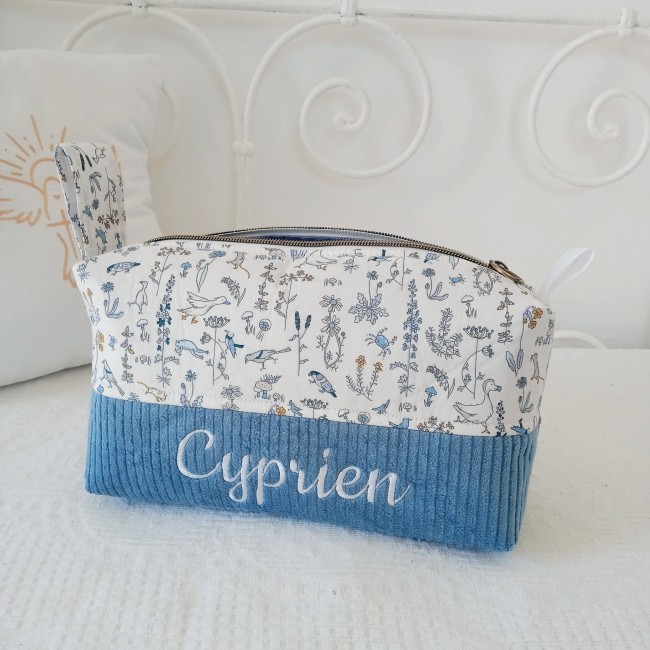 trousse de toilette entièrement fait main, et personnalisée! un joli cadeau de naissance, en velours et gaze de coton, tout doux, moelleux. Couleurs et tissus au choix!