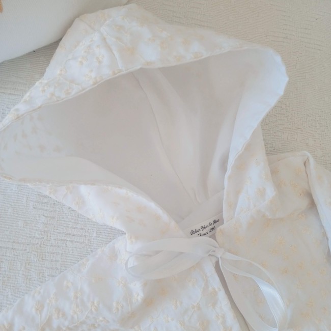cape de baptême élégante, en tissu blanc brodée de délicates fleurettes ivoires, dotée d'une adorable capuche. cape de baptême élégante, en tissu blanc brodée de délicates fleurettes ivoires, dotée d'une adorable capuche.