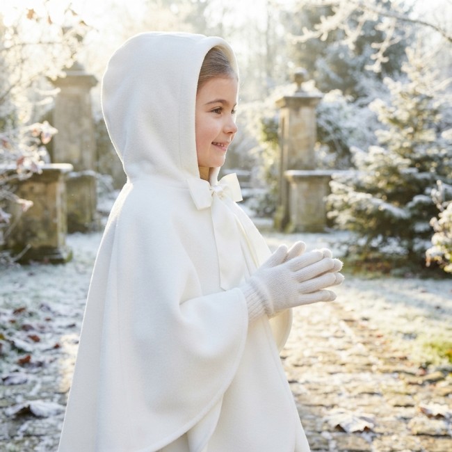 Petite fille portant une cape de baptême chaude blanche avec capuche en hiver