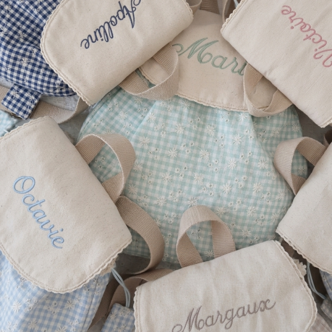 sac à dos maternelle, en vichy brodé de délicates fleurettes, plusieurs couleurs au choix, personnalisable avec broderie prénom!