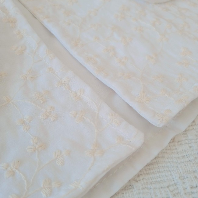 cape de baptême élégante, en tissu blanc brodée de délicates fleurettes ivoires, dotée d'une adorable capuche. cape de baptême élégante, en tissu blanc brodée de délicates fleurettes ivoires, dotée d'une adorable capuche.