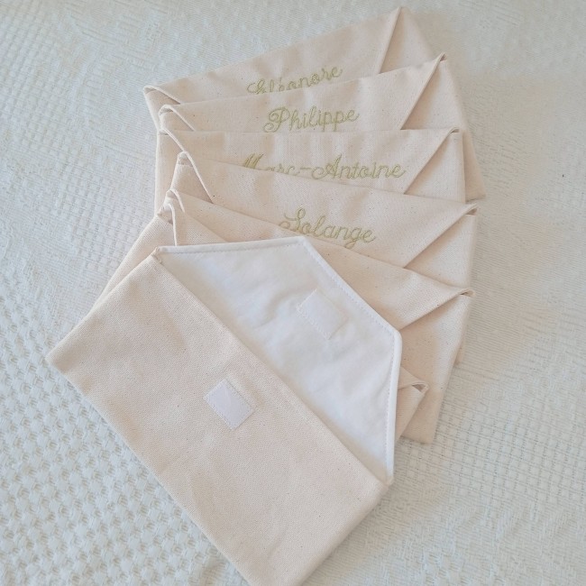 pochette en tissu, doublée, personnalisée avec broderie, pratique pour y ranger la serviette de table ou le bavoir!