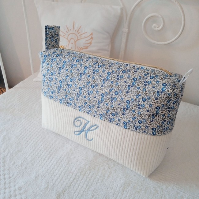 trousse de toilette entièrement fait main, et personnalisée! un joli cadeau de naissance, en velours et gaze de coton, tout doux, moelleux. Couleurs et tissus au choix!