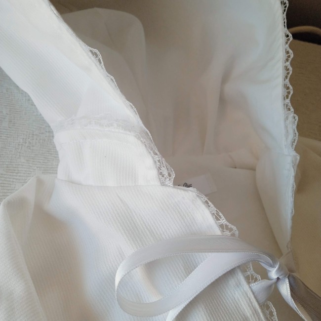 Cape de baptême blanche, fait main, sur mesure, avec capuche et pourtour en dentelle très élégante. personnalisable avec broderie religieuse, catho, spi