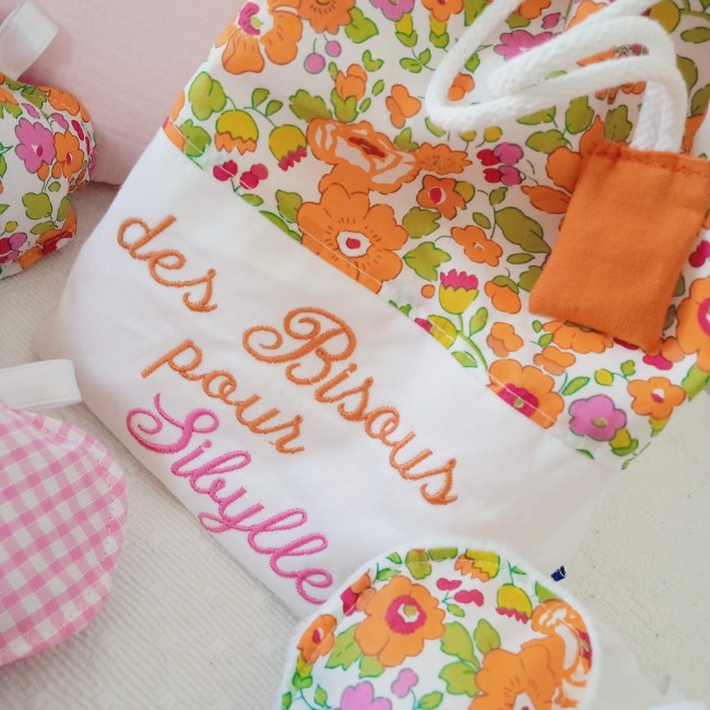 Broderie personnalisée sur sac à bisous baluchon Détail de la broderie personnalisée sur un sac à bisous baluchon fleuri