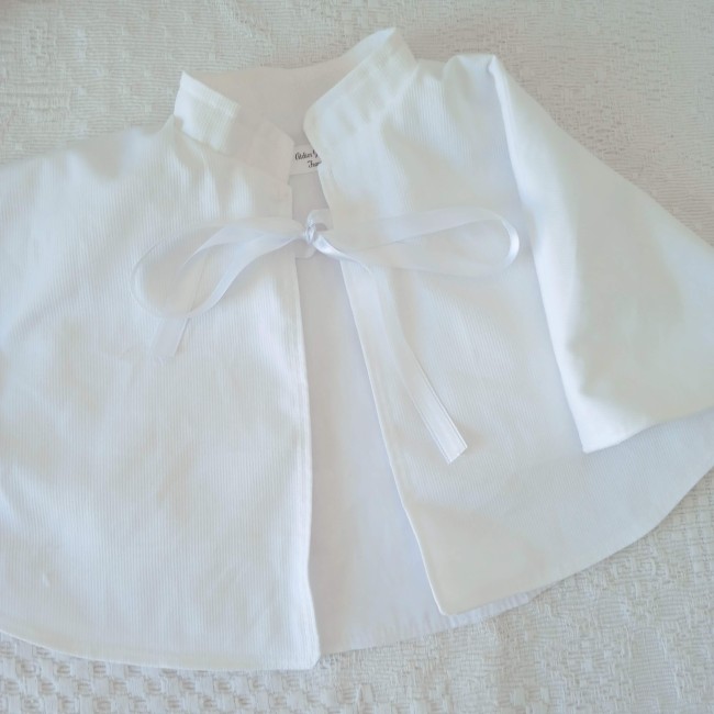 Cape de baptême blanche pour bébé en piqué de coton milleraies avec col officier et ruban de satin