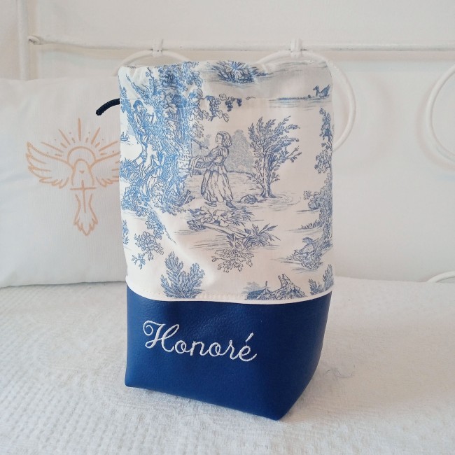 Idéal pour y glisser des lingettes lavables, un petit nécessaire de toilette ou encore du petit linge! Idéal pour y glisser des lingettes lavables, un petit nécessaire de toilette ou encore du petit linge!