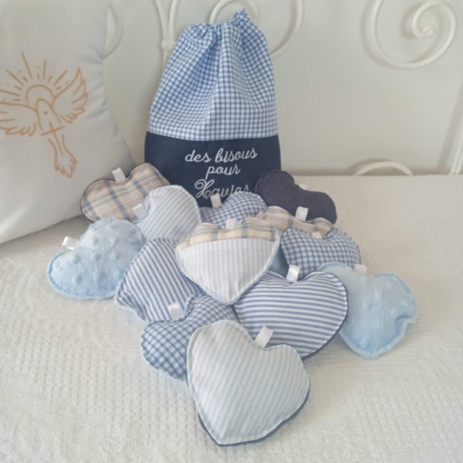 Sac à bisous baluchon bleu personnalisé Sac à bisous baluchon bleu à motifs avec prénom brodé et sept cœurs