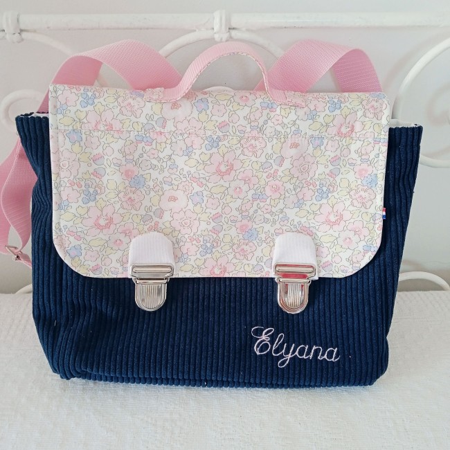 cartable maternelle en velours cotelé et liberty, personnalisé avec broderie prénom joli cadeau personnalisé pour la rentrée en maternelle, cartable tout doux en velours côtelé de la couleur de votre choix, avec broderie prénom