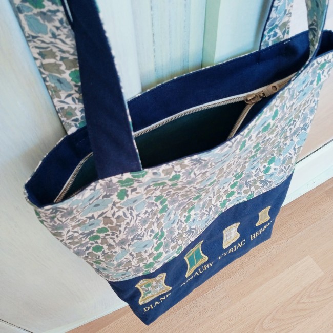 Intérieur du totebag façon cabas avec doublure en coton et fermeture zippée