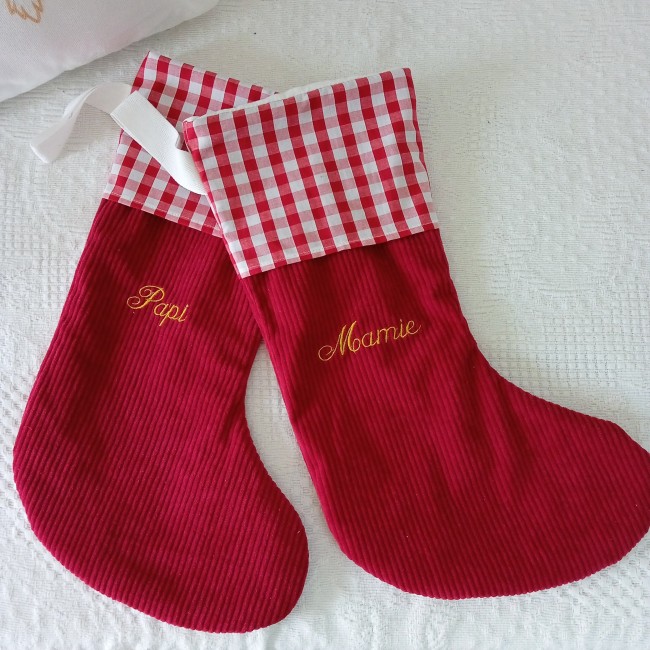 chaussettes de Noël artisanales, élégantes et intemporelles, en velours côtelé et vichy rouge ou vert! personnalisée avec broderie du prénom!