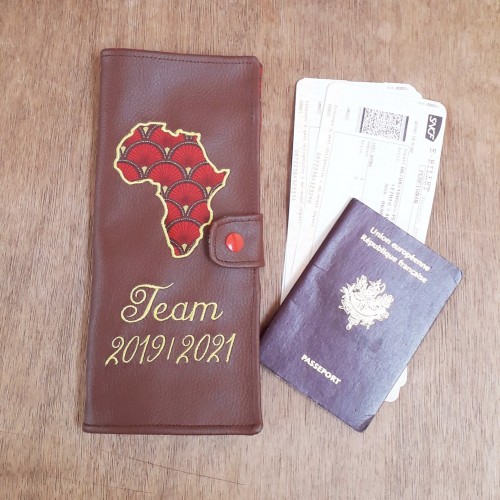 pochette à passeport familial, extérieur en simili (au choix) à personnaliser avec broderie