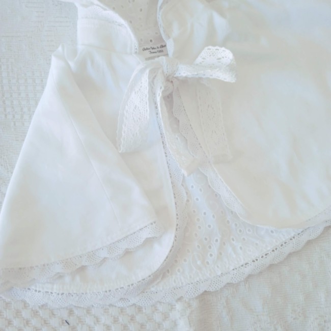 Cape de baptême blanche à capuche, en piqué de coton milleraies doublé de broderie anglaise et bordé d'un feston délicat