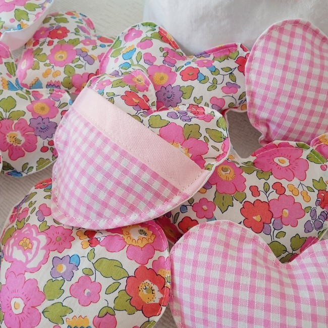Cœurs bisous roses assortis au sac Cœurs bisous roses en Liberty et tissu vichy pour sac enfant