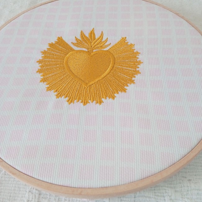 Tambour brodé Sacré-Cœur avec croix dorée, personnalisé prénom et date, sur tissu piqué de coton, cadeau chrétien baptême ou naissance