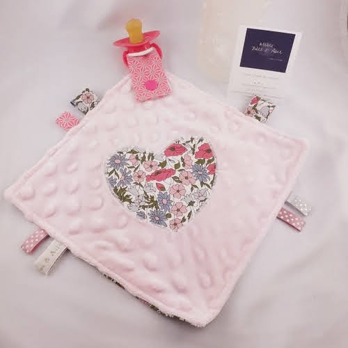 doudou plat personnalisé avec broderie , cadeau de naissance fait main, utile et durable! doudou plat personnalisé, cadeau de naissance fait main, utile, durable et pas cher