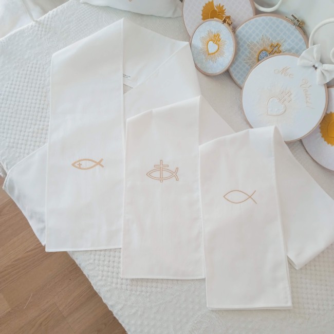 Écharpe de baptême artisanale brodée d’un poisson ICHTHUS toute simple, très épuré, personnalisable prénom/date. Cadeau religieux élégant et symbolique, fait main en coton milleraies blanc