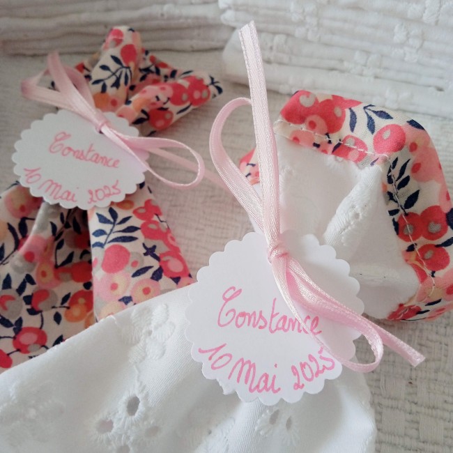 pochon à dragée en broderie anglaise blanche ajourée et bord Liberty (au choix!) personnalisé pochon à dragée en broderie anglaise blanche ajourée et bord Liberty (au choix!) personnalisé