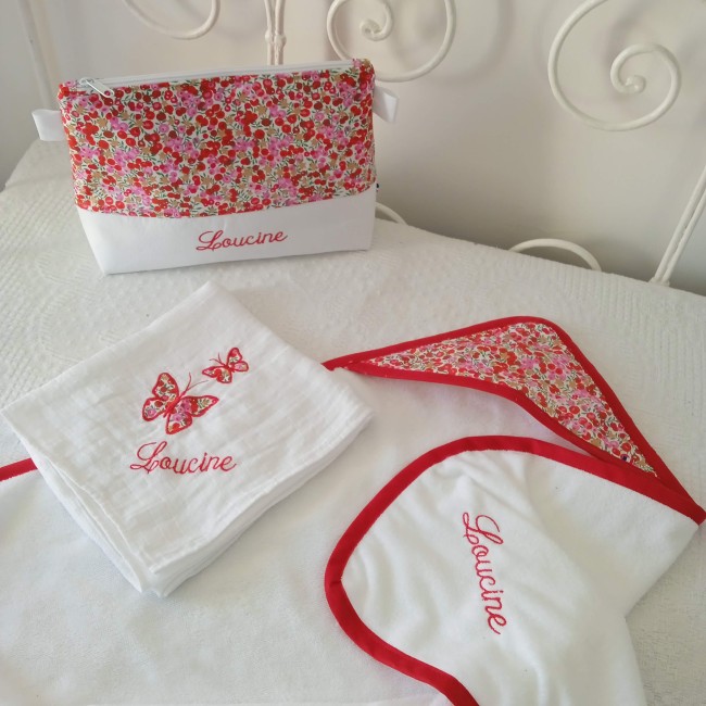 cape de bain personnalisée, une belle idée de cadeau de naissance pour un bébé