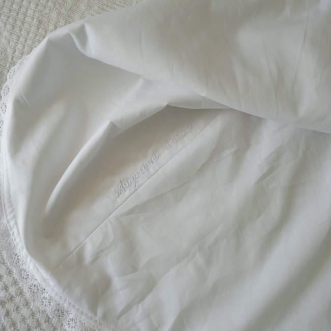 cape de baptême artisanale blanche, élégante, en broderie anglaise très raffinée