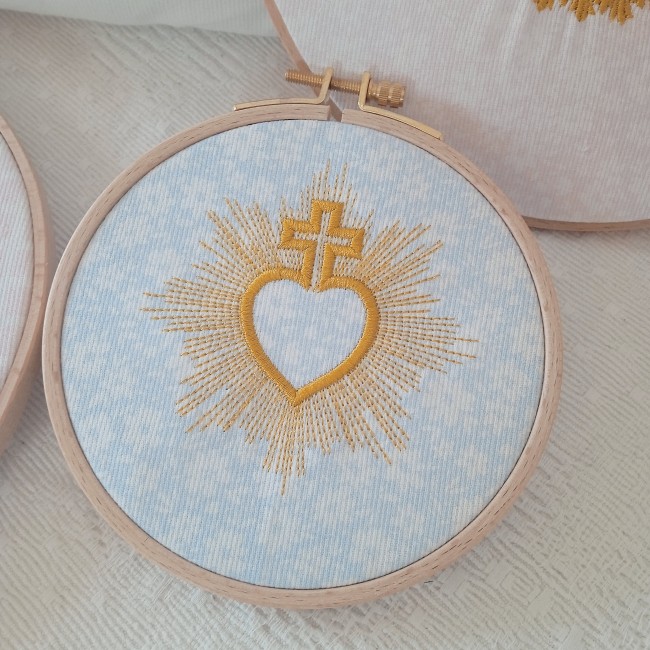 Tambour brodé Sacré-Cœur avec croix dorée, personnalisé prénom et date, sur tissu piqué de coton, cadeau chrétien baptême ou naissance