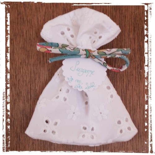 exemple de pochon à dragée broderie anglaise & cordon Liberty Betsy turquoise pochon à dragées broderie anglaise ajourée et cordon Liberty au choix, personnalisé avec étiquette