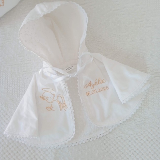 Cape de baptême blanche, fait main, sur mesure, avec capuche et pourtour en dentelle très élégante. personnalisable avec broderie religieuse, catho, spi