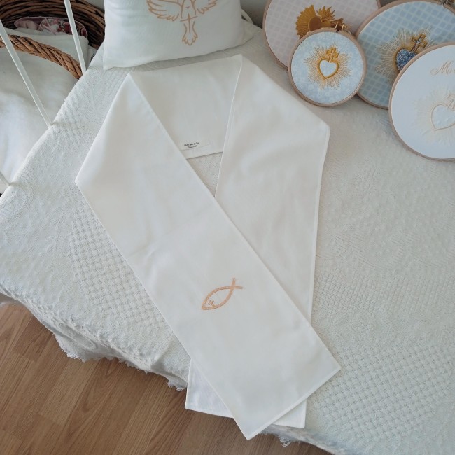 Écharpe de baptême artisanale brodée d’un poisson ICHTHUS toute simple, très épuré, personnalisable prénom/date. Cadeau religieux élégant et symbolique, fait main en coton milleraies blanc