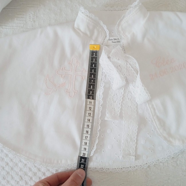 confection artisanale de cape de baptême avec une longueur surmesure. personnalisable avec broderie, galon de dentelle...