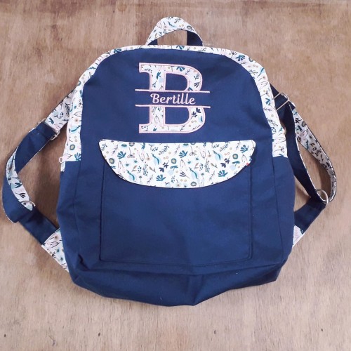 sac à dos maternelle fait main, tissu au choix, personnalisé avec broderie prénom ou dessin, zippé et doté de bretelles ajustable sac à dos maternelle fait main, tissu au choix, personnalisé avec broderie prénom ou dessin, zippé et doté de bretelles ajustable