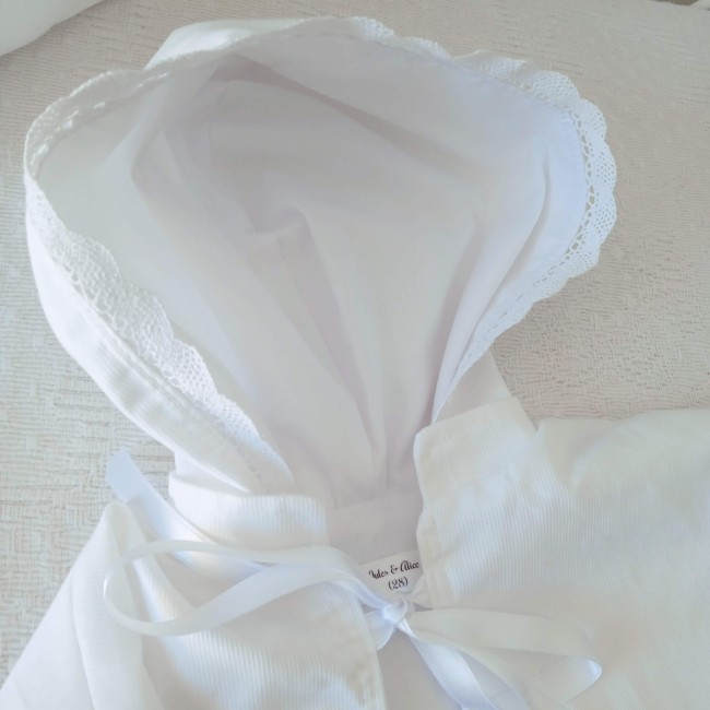 Cape de baptême blanche pour bébé avec capuche festonnée, col officier et fermeture en ruban de satin