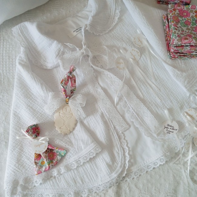 cape de baptême ou communion réalisée artisanalement sur mesure