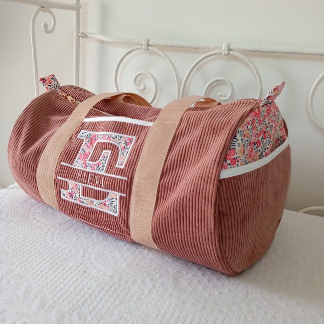 sac polochon molletonné, en velours côtelé vieux ROSE et tissu fleuri 475 de la tissuthèque sac polochon en velours cotelé (couleur au choix) et Liberty, molletonné, pratique et super joli! LE cadeau personnalisé avec broderie!!