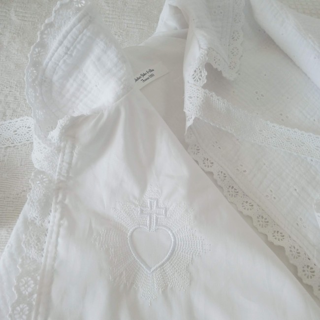 Broderie blanche du Sacré-Cœur à l'intérieur de la cape