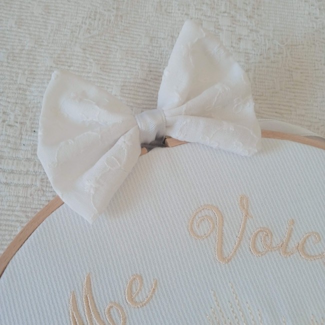 détail de la broderie anglaise du noeud monté sur le tambour sacré coeur tambour brodé artisanalement - sacré coeur - broderie anglaise - cadeau religieux en souvenir de sacrement catholique