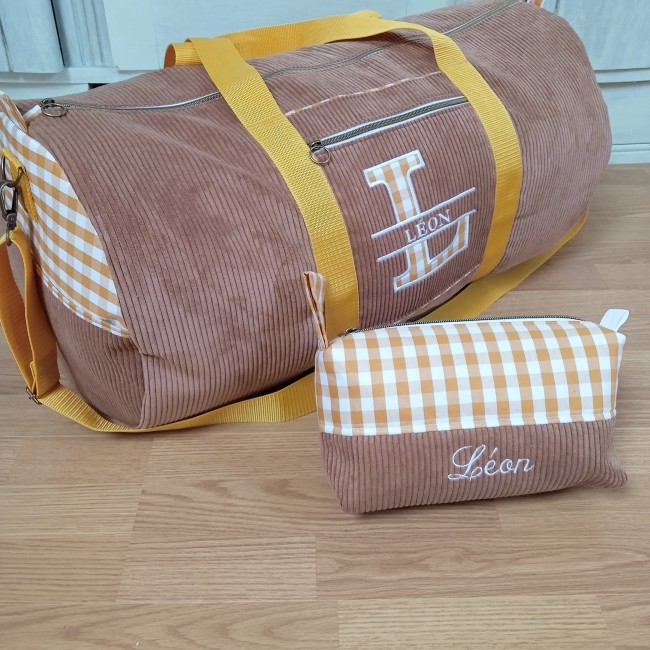 sac polochon en velours cotelé (couleur au choix) et Liberty, molletonné, pratique et super joli! LE cadeau personnalisé avec broderie!!